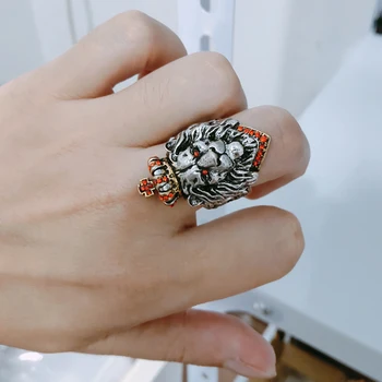 Novi vrući klasicni Crown Lav kralj prsten, kositra legure obložene nakit ruke, gospodo prsten veličina može biti blago prilagođen gospodo prsten Crveni Kamen